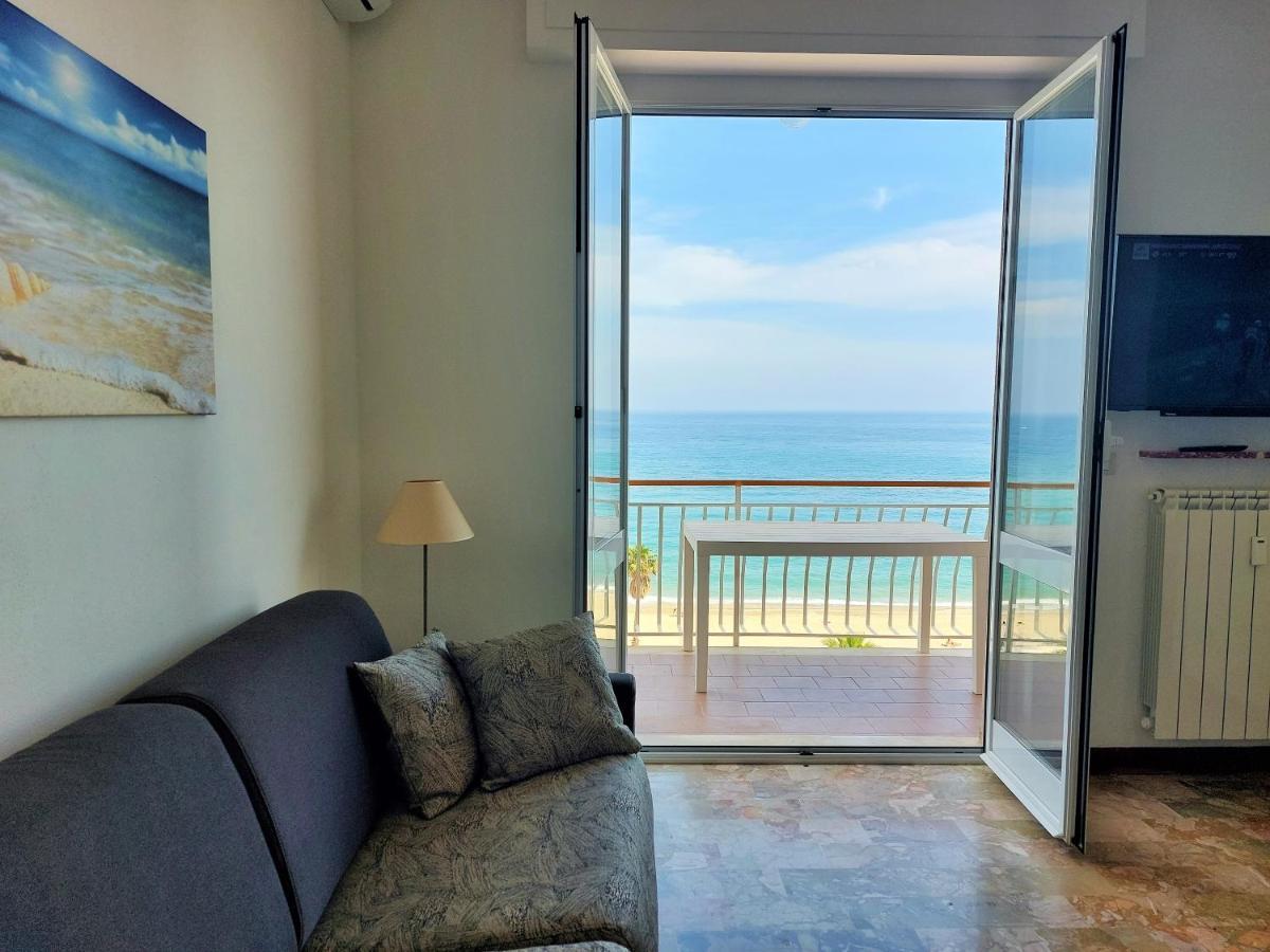 Maremare, Really On The Beach, With Private Parking Savona Eksteriør bilde